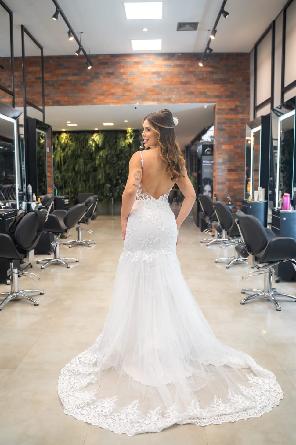 /foto/feminino de gala com cauda