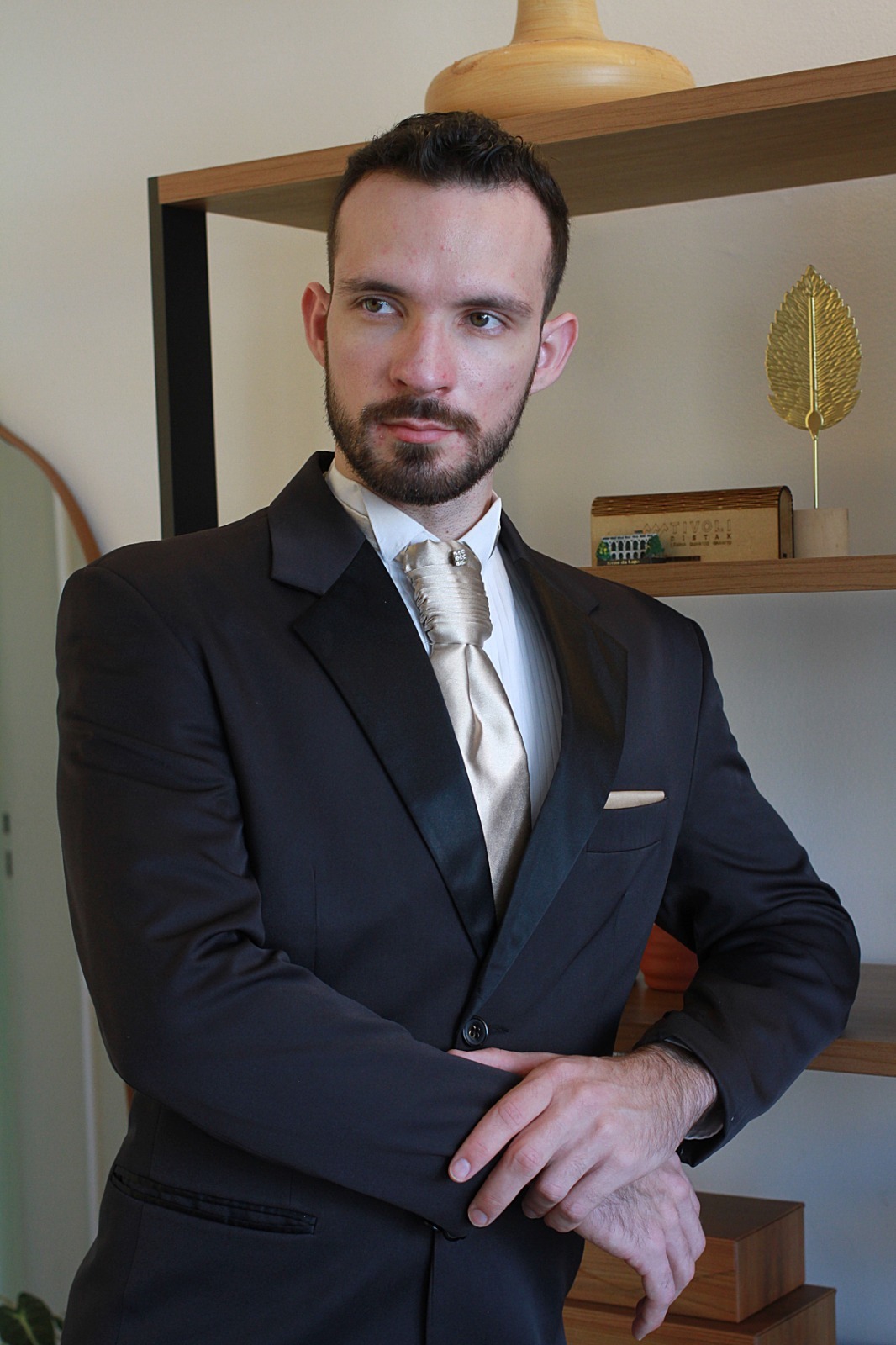 Modelo com fraque elegante